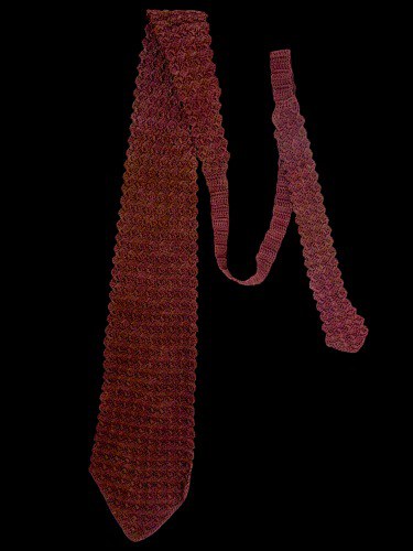 Gravata de Crochê tecida por Olga Benário em Lichtenburg, campo de concentração na Alemanha nazi (1).jpg Gravata de Crochê tecida por Olga Benário em Lichtenburg, campo de concentração na Alemanha nazi (1).jpg